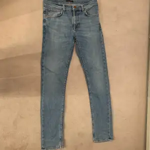 Svinfeta nudie jeans i storlek 32/34.  Ljusa i färgen med schysst passform. Har dos märken i bakfickorna, så passa på om du snusar! Skriv vid funderingar eller frågor!