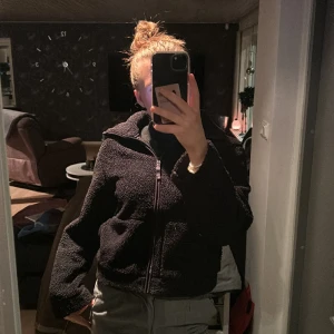 Teddyjacka h&m - Teddyjacka från h&m. Bra skick men kommer inte till användning längre. Köparen står för frakten 