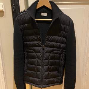 Tja säljer nu min oanvända Moncler Cardigan till ett mycket bra pris! Storlek: M. Skick: 10/10. Nypris: 8995kr. Pris: 4499kr. Tags samt kvitto medföljer. Vid frågor, info eller fler bilder var inte rädda, kontakta mig!