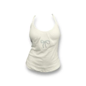 Broderat linne stor ”ROSETT” - Nu finns detta linnet till salu! Linnet är i en dov gul färg och har en trendig broderar rosett under bysten. Allt är som vanligt handmaid!