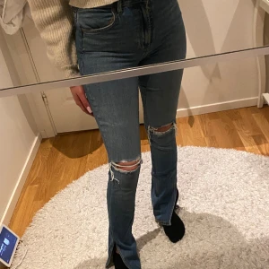 Jeans - Snygga jeans med slits på sidan nere. Storlek 36, använda endast engång!