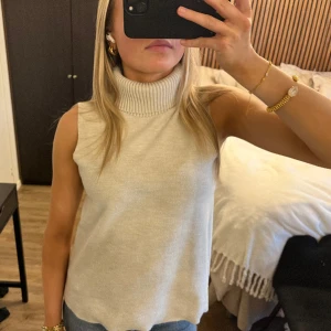 Polotröja - Beig polotröja från zara😁 storlek s