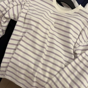 Randig tröja - Bra skick använd en gång, 