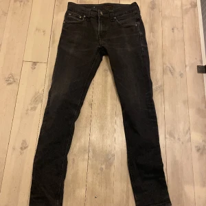 Nudie jeans - Säljer ett par svart/mörkgrå nudie jeans i grymt skick. Storlek 29/32. Bara att höra av er vid ytterligare frågor🤝🏻
