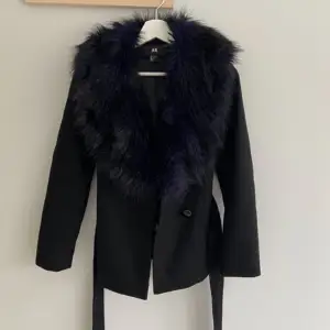 Säljer denna snygga kappan med päls. Den är i storlek 34 och är köpt från h&m för ungefär 3 år sen 💗 pälsen är mörk blå  (bild 3) men ser ut som svart 