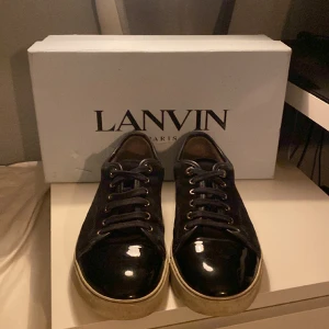 Lanvin - Säljer nu mina Lanvin då de inte kommer till användning längre.  Size 7 (stora i storleken så ungefär storlek 41,5). Skick 8/10. Box och snören medföljer vid köp!