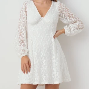 Studentklänning  - Säljer min vackra studentklänning som användes på min student förra hösten.🤍 Inga defekter eller tecken på användning! Jag är 170 och den var lagom på mig