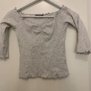 Grå tröja  - Säljer denna söta grå tröja då den inte kommer till användning. Den är otroligt stretchig i tyget.  Hör av er om ni har några funderingar och använd gärna köp nu💕