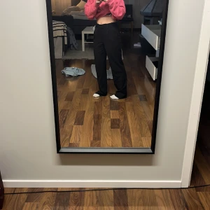 Svarta kostymbyxor  - Svarta kostymbyxor från nakd. Sköna och snygga men för långa på mig. De är rätt använda ändå och en söm har släppt längst ner. Det är inget som syns men lätt att fixa om man vill det.