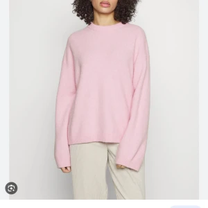 Tröja - Säljer min älskade rosa oversized Arket tröja som är perfekt nu inför alla hjärtans dag! 💕skriv för mer info. Kan tänka mig gå ner i pris vid snabb affär🥰