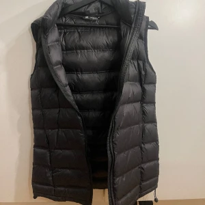 Zara väst  - Knappt använt den för den har aldrig kommit till användning. Den sitter super bra och är perfekt lång. 