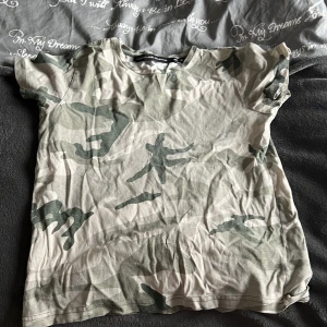 T-shirt - Strl M Bra passform Inte mycket använd