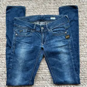 Gstar jeans i fint skick, lågmidjade,  storlek 29/32