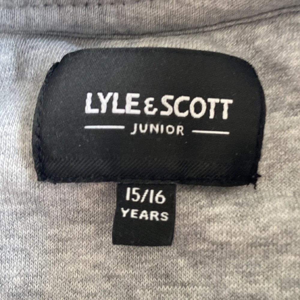 Säljer en Lyle & Scott crew neck tröja. Storlek 15/16 år, Junior. Fint skick, inga defekter.. Hoodies.