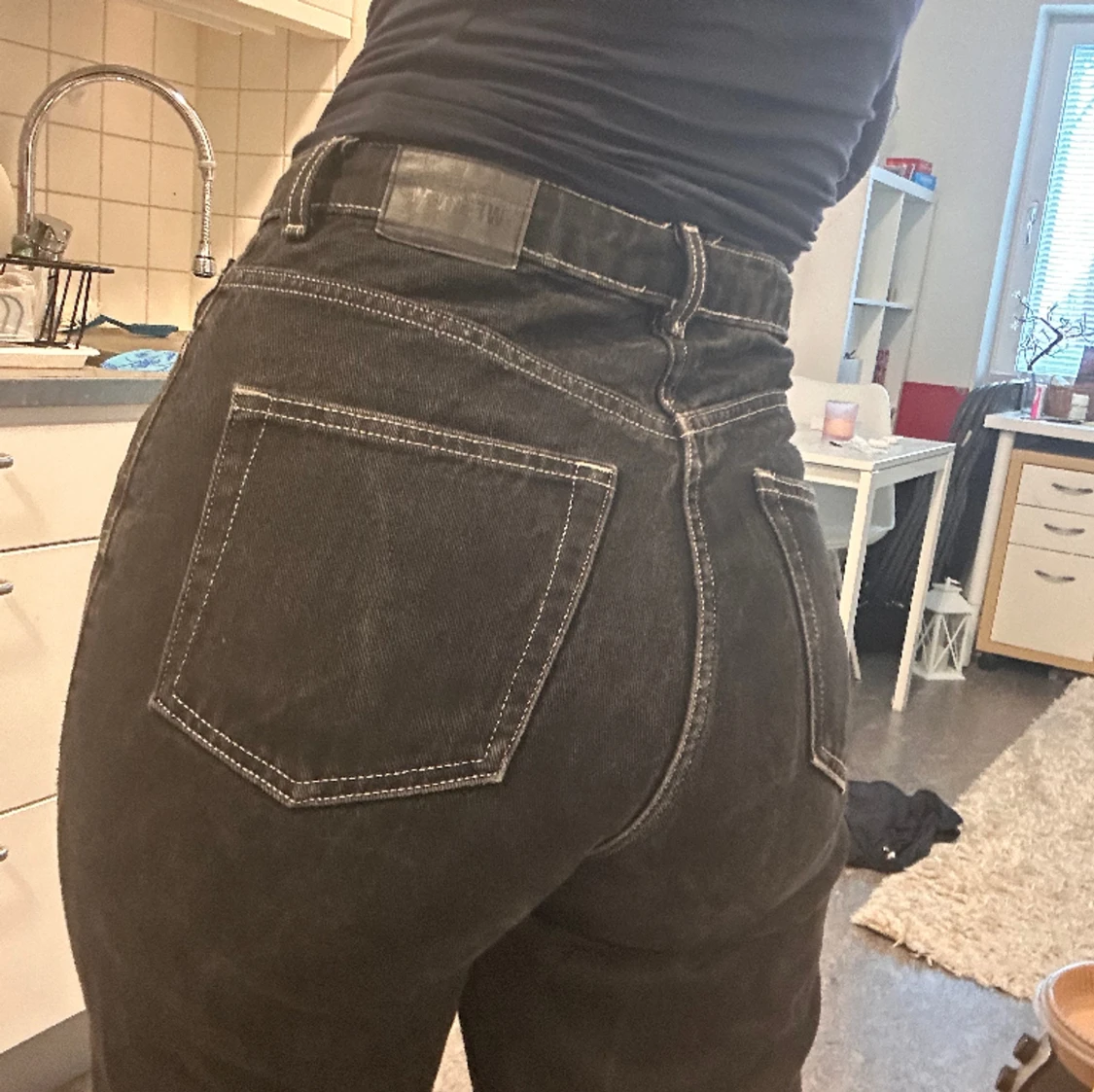 Rowe Weekday jeans med vit kontrastsöm 