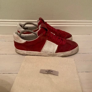 Valentino flycrew  - Säljer nu dessa flycrews i hyfsat skick! Ny pris 7500kr” säljs ej längre” hör av er vid frågor eller funderingar! 