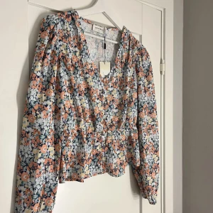 Blus  - Jättefin blus köpt på pondus!💓helt oanvänd med prislapp kvar💓