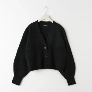 Valarie knitted cardigan - Hejjj! Jag har den här fina, supermjuka knitted cardiganen i storlek S till försäljning. Den har knappt använts då den har bara hängt i garderoben ett tag. Den är i perfekt skick. Skicka mig meddelande privat så kan jag skicka fler bilder på tröjan💕