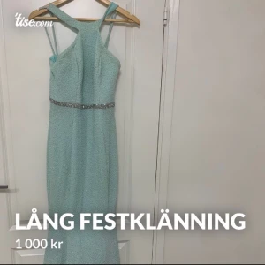 Lång festklänning  - Lång turkos festklänning i storleken 34-36. Använd en gång.   Pris: 1000  Skicka meddelande om du vill ha flera bilder på klänningen. 