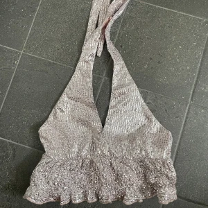 Glittrig topp - Glittrig halterneck topp från bershka, storlek xs, stretchight material