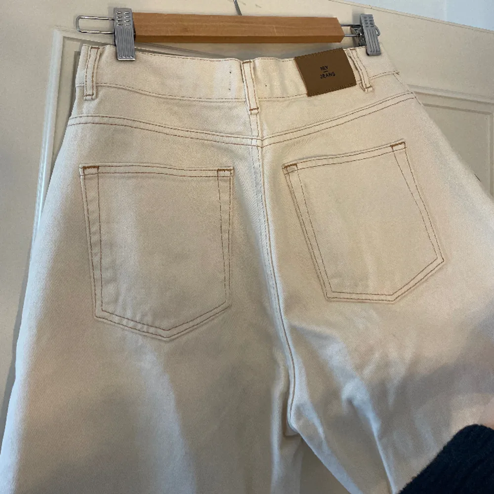 Fina vita/”smutsvita” jeans från NLY | Jeans jag inte använder! Står ingen storlek men brukar vara en S/36/38 samt är 178 lång🤍 bara skriv vid frågor!!. Jeans & Byxor.
