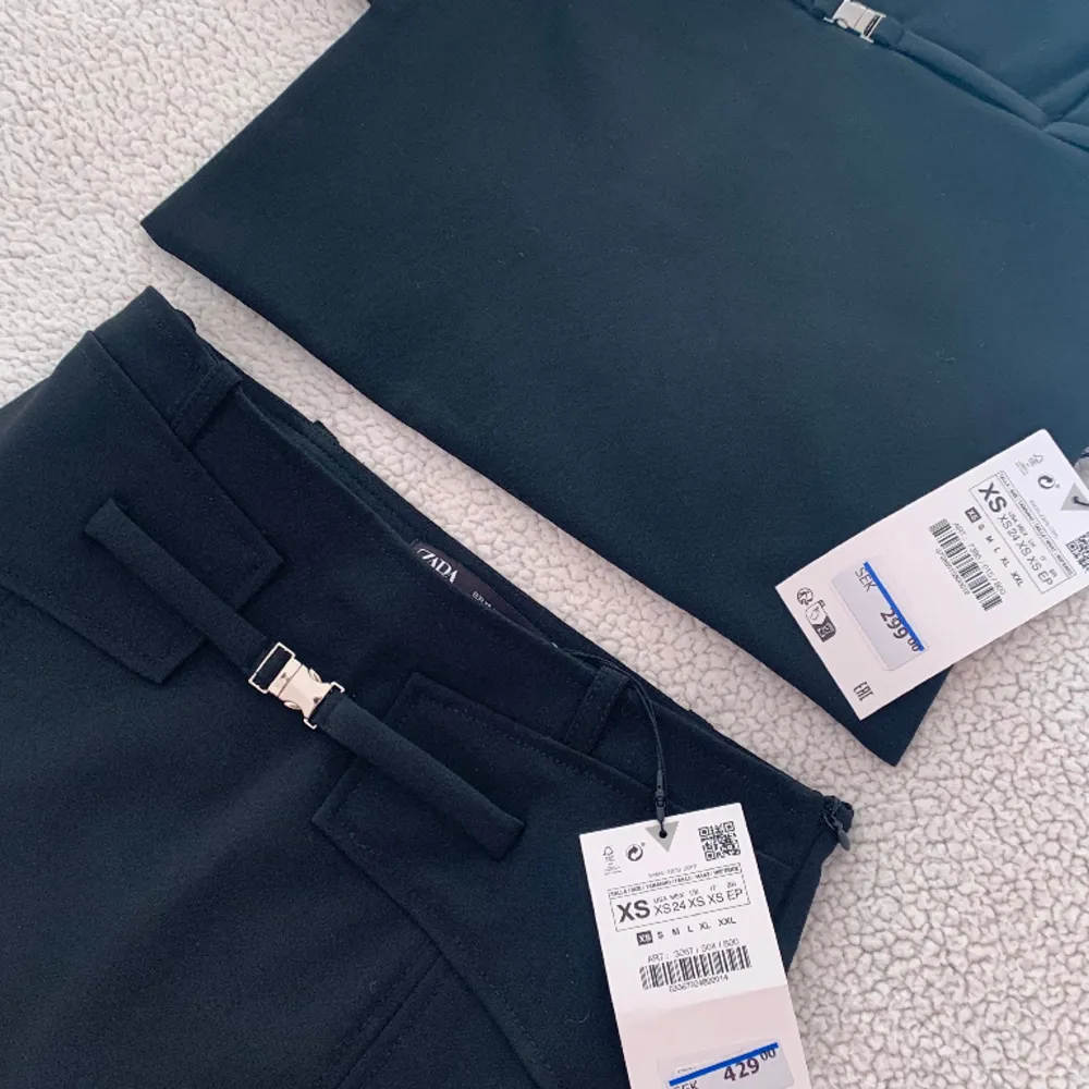 Otroligt SNYGGT och lyxigt set från ZARA med en midikjol med tillhörande topp. Toppen knäpps i ryggen med tre spännen. Aldrig använt, nytt med tags kvar och utan anmärkningar.. Hameet.