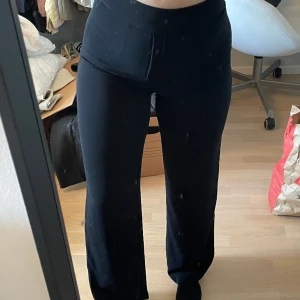 Raka svarta tunna kostymbyxor - Tunt material. Från Bikbok. Inga fickor. Högmidjade. Fint skick!