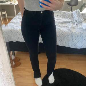 Sköna jeans med slits. Stretchiga och mjuka. Mycket bra skick då jag knappt användt dem. Lite långa på mig som 167cm.🩵