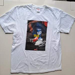 Varumärke:Supreme  Produkt:T-Shirt  Material: 100% bomull  Storlek: M Färg: Vit Kondition: Mycket bra begagnat skick  Kön: Herr