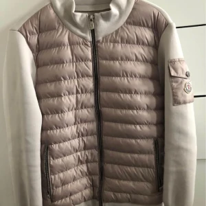 Moncler cardigan - Hej säljer nu min cardigan i strlk L men den passar M OBS! Fraktar ej då jag inte har tid