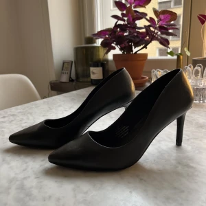 Stelett klackar  - Super fina stelett klackar i svart. Tryck gärna på köp nu ❤️