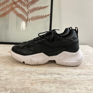 K.cobler sneakers - Snygga sneakers i storlek 38.  Endast använda ett par gånger. 