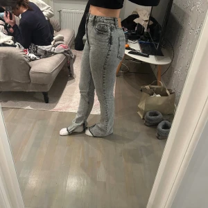 Gråa jeans med slits! - Snygga jeans som inte kommer till användning längre💗
