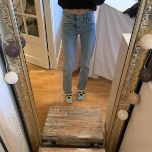 Det är ett bar mid waist straight jeans från Zara. Dessa är super fina. Dem är i mycket bra skick då jag knappt använt dem.  Tryck INTE på köp nu utan att ha kontaktat mig i förväg🥰 Jag är 172cm💗