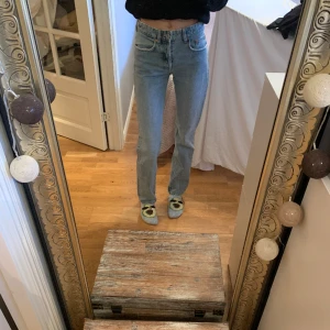 Ljus blåa Jeans  - Det är ett bar mid waist straight jeans från Zara. Dessa är super fina. Dem är i mycket bra skick då jag knappt använt dem.  Tryck INTE på köp nu utan att ha kontaktat mig i förväg🥰 Jag är 172cm💗