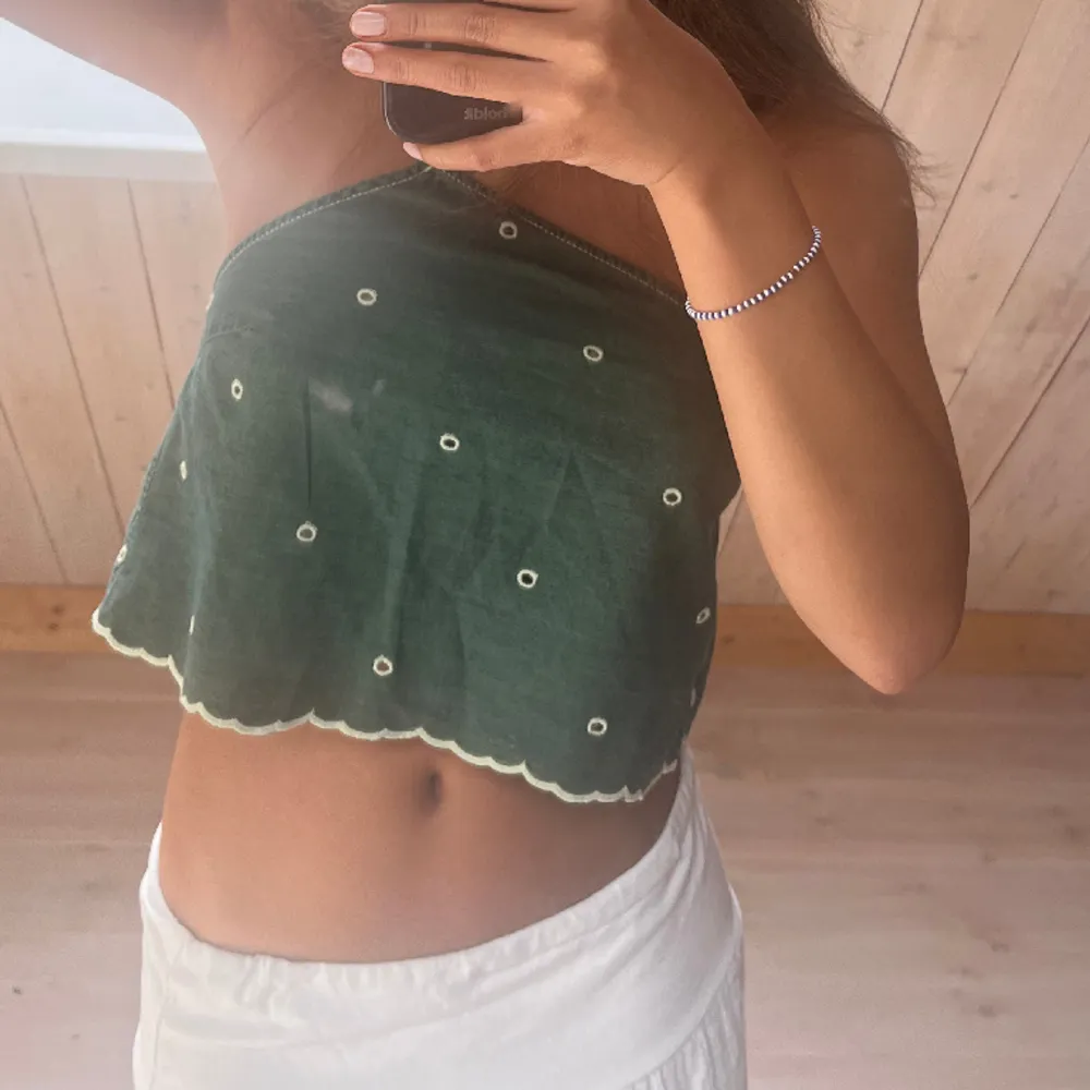 jätteunik croptop från zara, går att vika in bandet och den håller sig ändå uppe💚💚. Toppar.