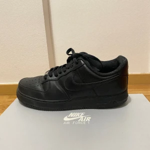 Air Force - Frakten ingår i priset. Är storlek 41/42 & passar bra. Inte min stil. DM för fler bilder! Originalpris: 1450kr