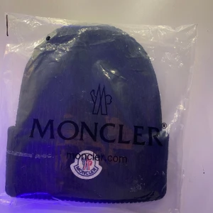 Moncler mössa - Helt ny, aldrig använd. Dm för frågor osv💗