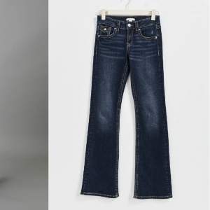 Super snygg lågmidjade jeans ifrån Gina young med fickor på baksidan, köpta för 349kr säljer för 260kr (pris kan diskuteras vid snabb affär) Använt ca 2 gånger Super bra skick! Storlek 164   Skriv vid frågor❤️