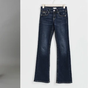 Lågmidjade jeans - Super snygg lågmidjade jeans ifrån Gina young med fickor på baksidan, köpta för 349kr säljer för 260kr (pris kan diskuteras vid snabb affär) Använt ca 2 gånger Super bra skick! Storlek 164   Skriv vid frågor❤️