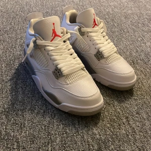 Säljer helt oanvända Jordan 4 oreo storlek 42 - Helt oanvända  