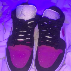 Low Jordans - Säljer dessa super fina Jordans. Köpta för 2000 🥰  De heter cactusflower Jordan 1