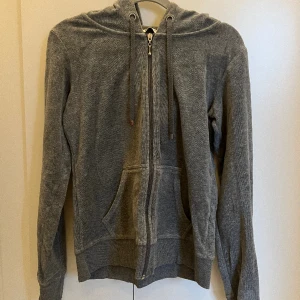 Hoodie  - Grå hoodie med dragkedja ifrån Cubus.🩶Storlek S.