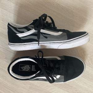 Coola vans i nyskick!!! Använt få gånger och säljer då de är för stora💞