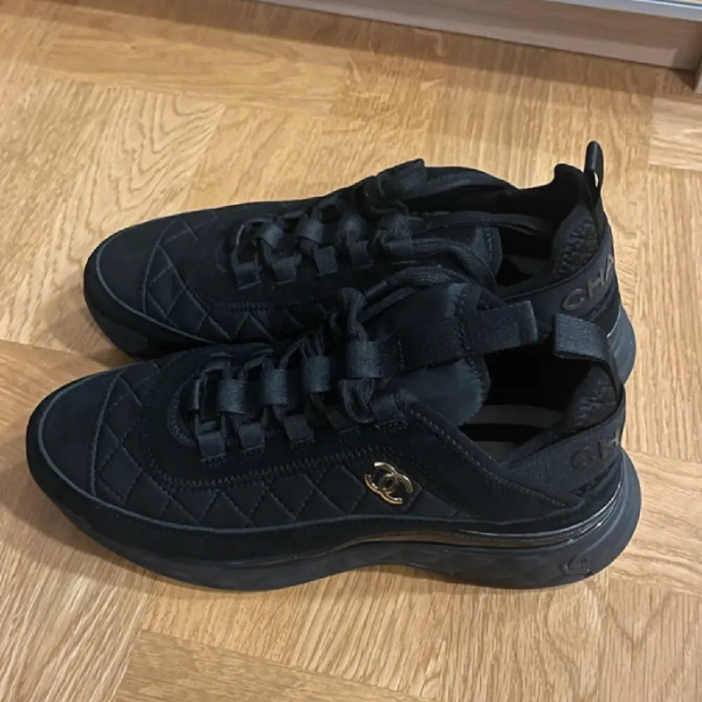 Svarta Chanel sneakers utan kartong och dustbag Storlek 40 Köptes pa vestiare förra aret Använda inomhus för att testa storlek. Skor.