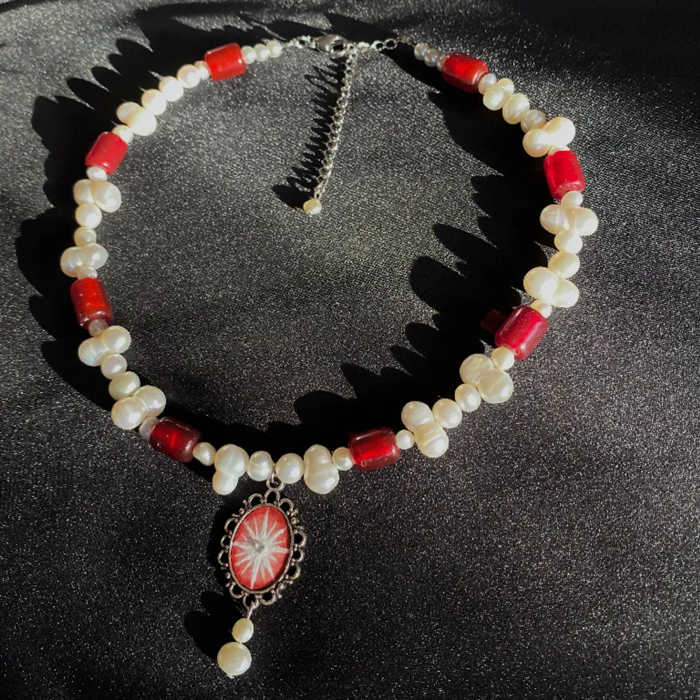 Halsband gjort av glaspärlor & sötvattenspärlor, med en handmålad berlock❤️✨ reglerbar längd 38-44.5cm Kika in min instagram @flyingladybugz för mer smycken💗🐞. Accessoarer.