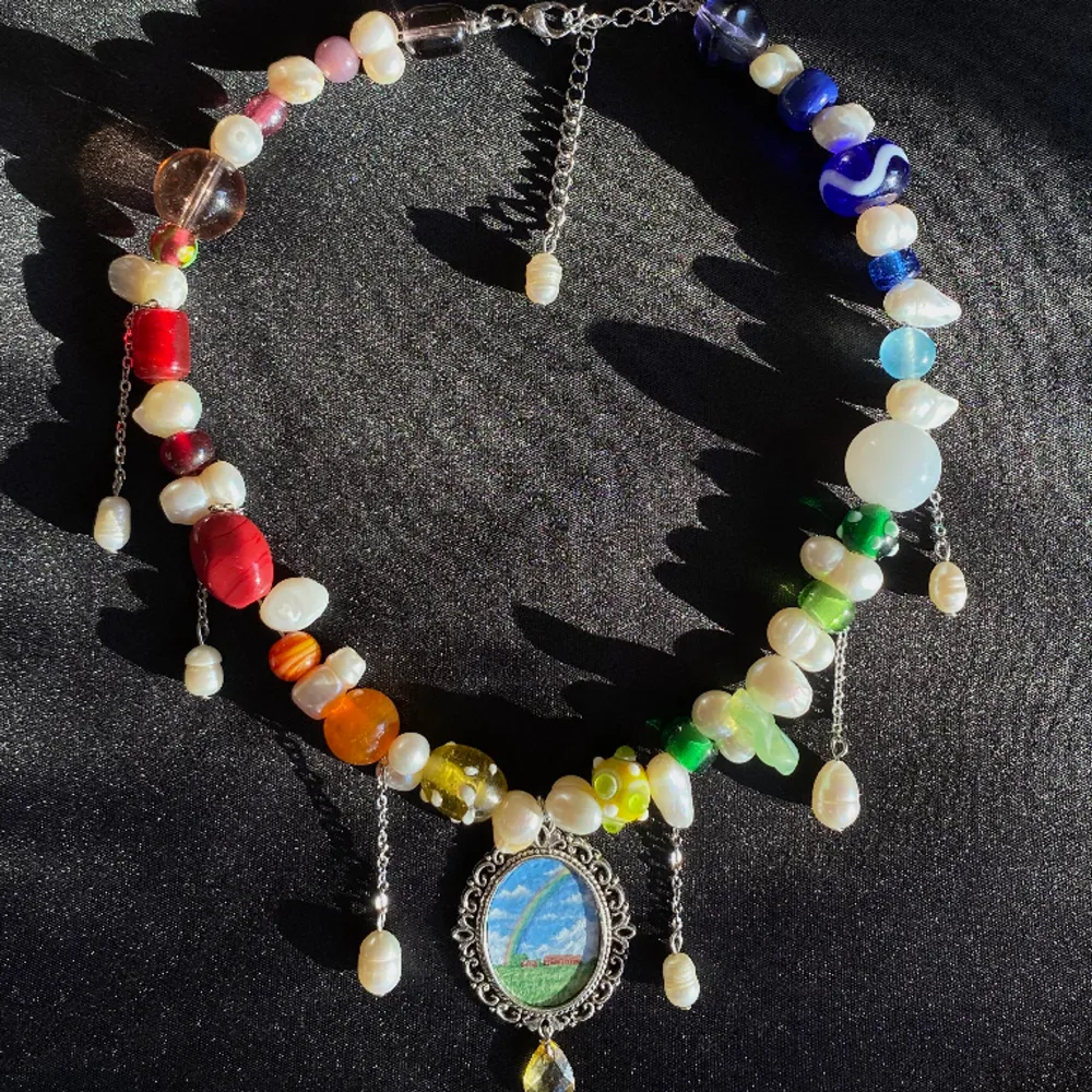 Halsband gjort av glaspärlor och sötvattenspärlor, med en berlock jag har målat🌈☁️ reglerbar längd 37-43cm Kika in min instagram @flyingladybugz för mer smycken💗🐞. Accessoarer.
