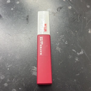 läppstift - Detta är ett jättefint läppstift från maybeline new york,den är för röd för min smak annars skulle ja använda varje dag,denna håller HELA dagen o går knappt att få av m vatten,den stannar p din läpp HELA dagen.