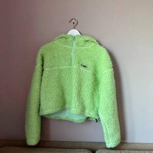 Grön fleece hoodie från X-Girl. Litet filmpmärke på ena ärmen (syns ej när tröjan är på). Annars i bra skick! 