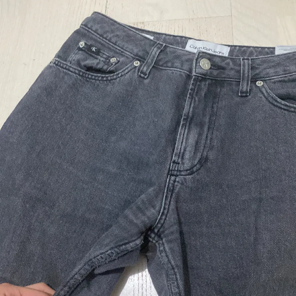 Supersnygga calvinklein jeans(unisex tror jag men jag är tjej), användes inte längre därför säljer jag de! Supersnygga med bara lite slitage längst ned och mellan benen. Längden står ej men jag är 162cm och de är lite långa. Nypris ca 1200kr tror jag. Jeans & Byxor.